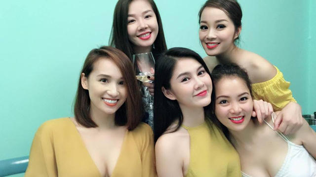 Sau vai diễn Mai trong Nhật kí Vàng Anh phần 1, nữ diễn viên Ngọc Hà (cầm ly trong ảnh) cũng dừng hoạt động nghệ thuật khá lâu mà lí do chính là do cô lập gia đình và sinh con. Cô được đào tạo về thanh nhạc và hiện đang công tác tại Nhà hát Nghệ thuật Đương đại Việt Nam (tiền thân là Nhà hát Ca Múa Nhạc nhẹ Việt Nam). Sau nhiều năm, nhan sắc của nữ diễn viên ngày càng rạng rỡ và quyến rũ, duyên dáng hơn.