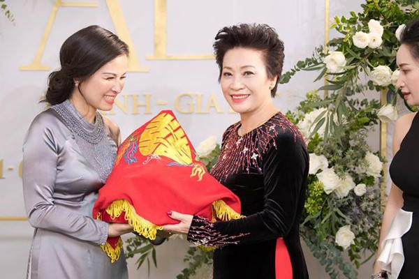 Hai gia đình trao sính lễ.