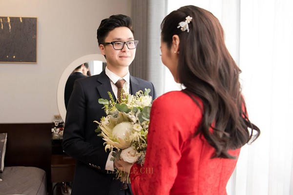 Mẹ chồng Tú Anh tươi cười trao quà cho con dâu trong lễ vu quy