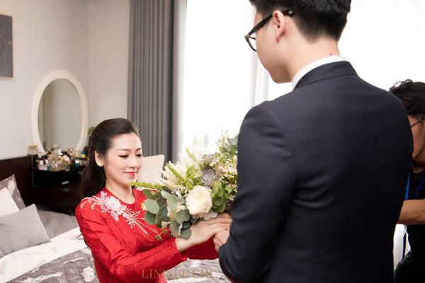 Mẹ chồng Tú Anh tươi cười trao quà cho con dâu trong lễ vu quy