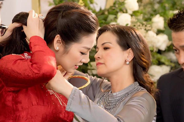 Mẹ Tú Anh cũng trao quà cho con gái trong lễ vu quy.