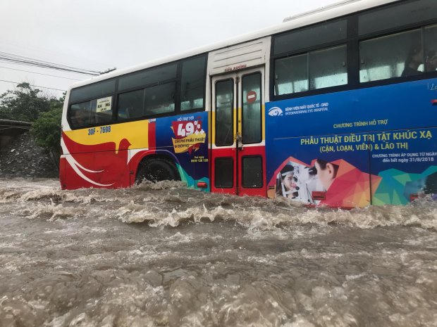 Bi hài cảnh phố phường Hà Nội ngày phố thành 'sông'