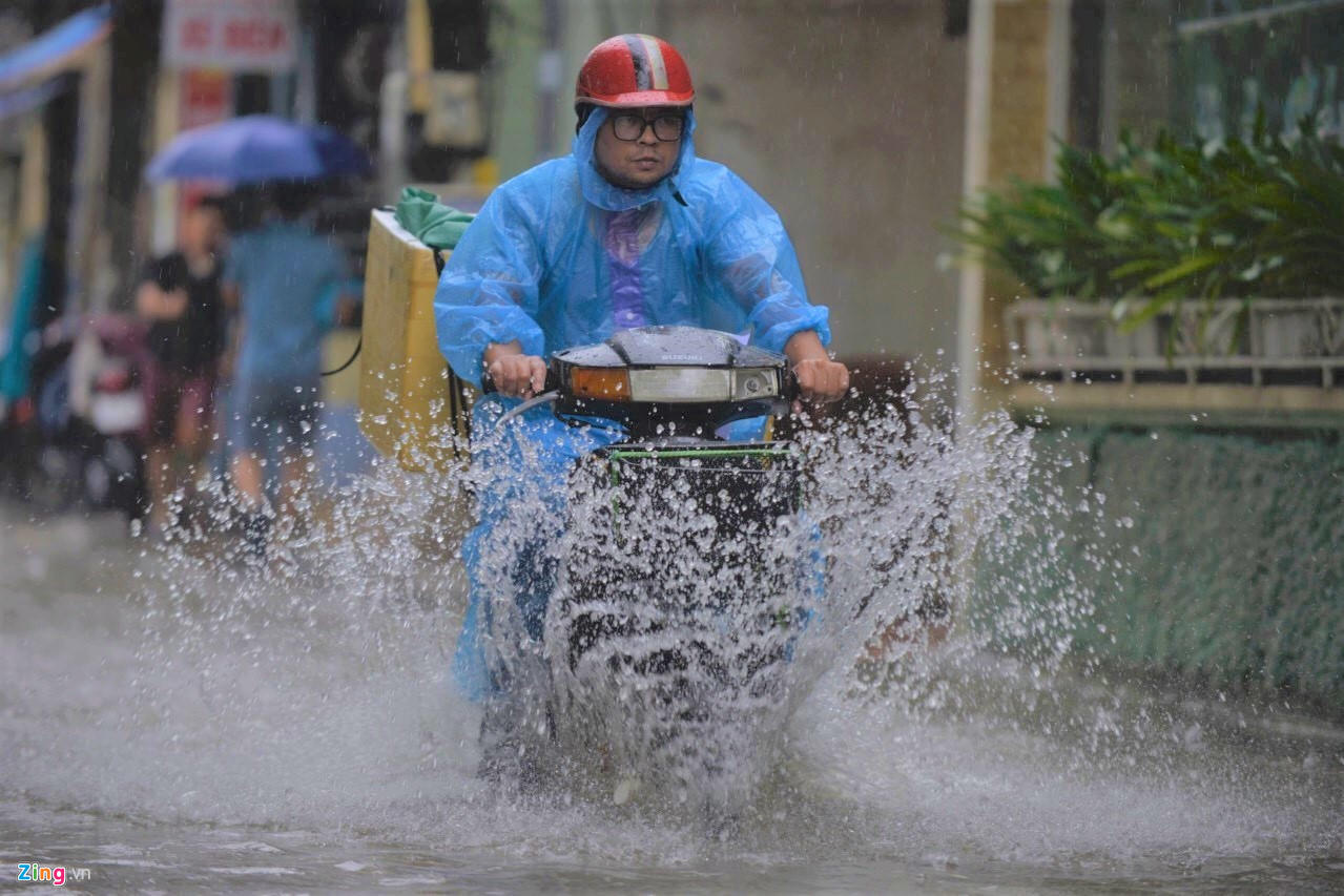 Bi hài cảnh phố phường Hà Nội ngày phố thành 'sông'