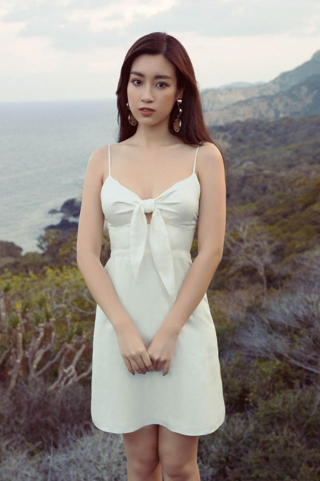 Vẻ đẹp ngây thơ cùng đôi mắt to tròn đặc trưng của Hoa hậu Việt Nam Đỗ Mỹ Linh rạng rỡ và nổi bật giữa khung cảnh thật hùng vĩ nằm ẩn mình trong rừng quốc gia Núi Chúa.