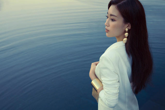 Á hậu Thuỵ Vân là “giáo viên” hướng dẫn Mỹ Linh làm quen với công việc người dẫn chương trình truyền hình. Hoa hậu Mỹ Linh được đàn chị chỉ dạy từ cách đứng trước máy quay ra sao, biên tập bản tin thế nào cho câu từ dễ hiểu, giản dị mà vẫn sâu sắc, cách dẫn tự nhiên, lôi cuốn khán giả,…