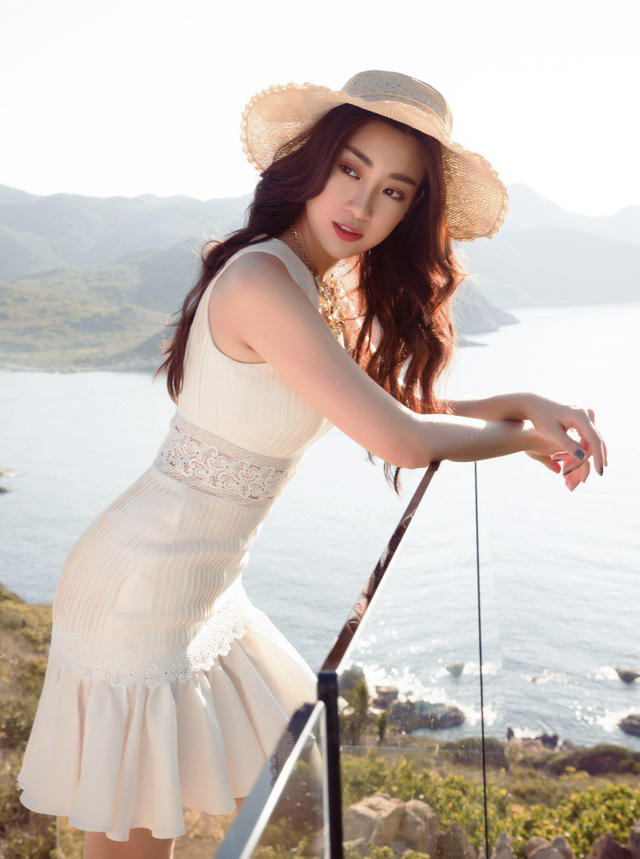 Trong bộ ảnh mới, Mỹ Linh thoáng nét trong sáng nhưng vẫn toát lên sự gợi cảm với những đường cong quyến rũ của người phụ nữ trưởng thành.