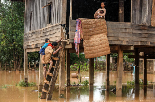Các bản làng ở huyện Sanamxay vẫn ngập trong bùn lầy. Ảnh: Thành Nguyễn.