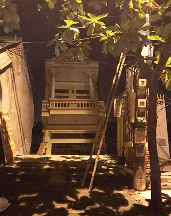 Một trong 5 ngôi nhà đang đổ xuống sông Đà. Ảnh: Nga Phạm