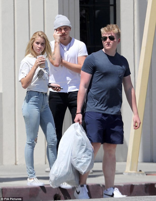 Mới đây thì cánh săn ảnh đã thấy cậu con cả nhà Beckham - Brooklyn, 19 tuổi có bạn gái mới 