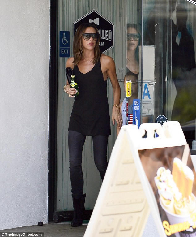  Ngoài thời gian bận rộn với việc thiết kế thời trang thì Vic luôn dành những khoảng thời gian rảnh rỗi để ở bên gia đình 