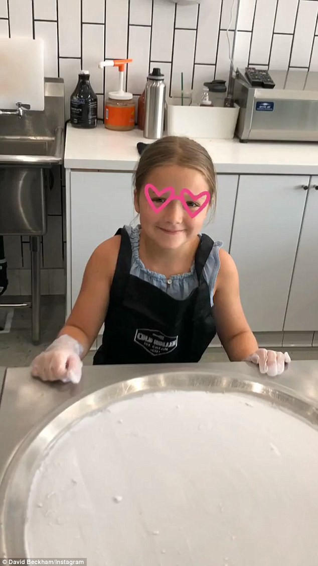  Dịp cuối tuần, Harper và các anh đã cùng bố mẹ đi tập làm kem 