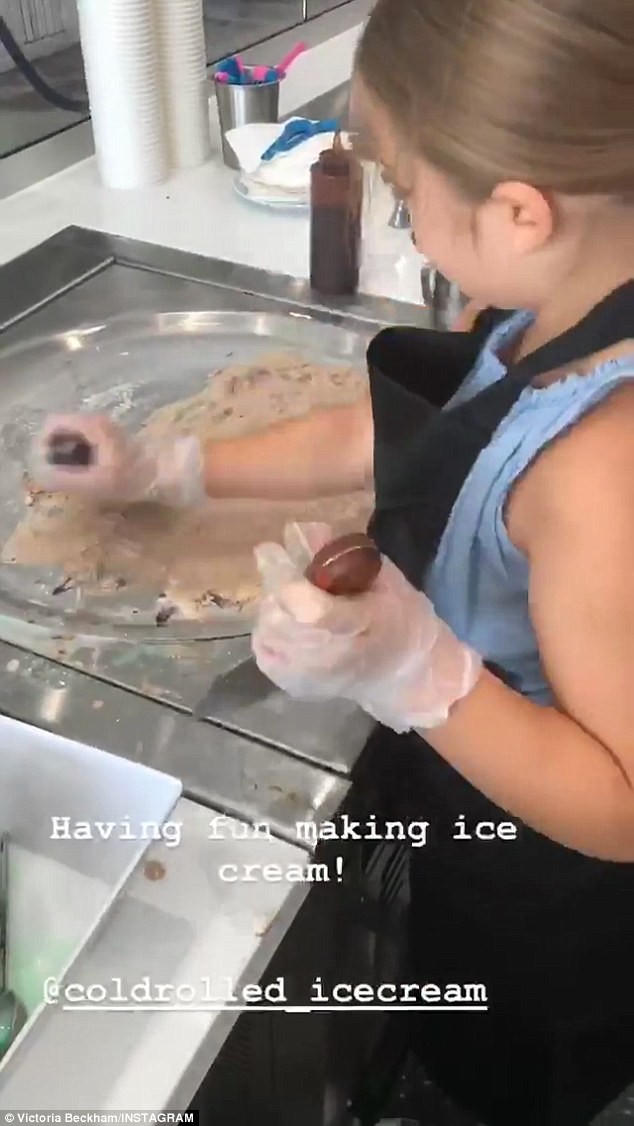  Cô nhóc vốn thích nấu nướng và vì thế rất hào hứng bên bàn làm kem 