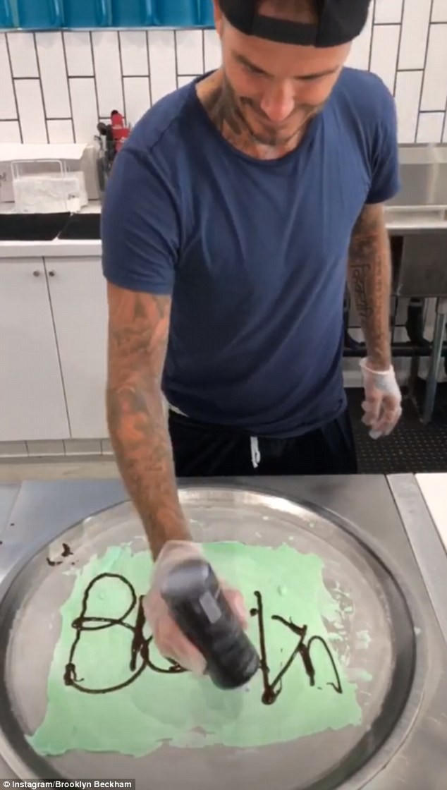  Ngôi sao bóng đá David Beckham không bỏ qua cơ hội trổ tài 