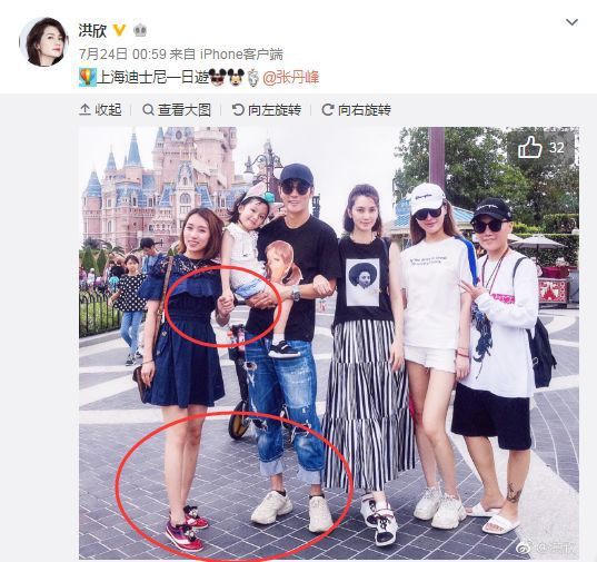 Trợ lý Tất Huỳnh (váy xanh lam giày đỏ đứng bên) có nhiều cử chỉ đáng ngờ