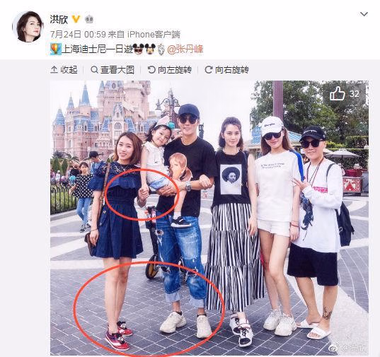 Trợ lý Tất Huỳnh (váy xanh lam giày đỏ đứng bên) có nhiều cử chỉ đáng ngờ