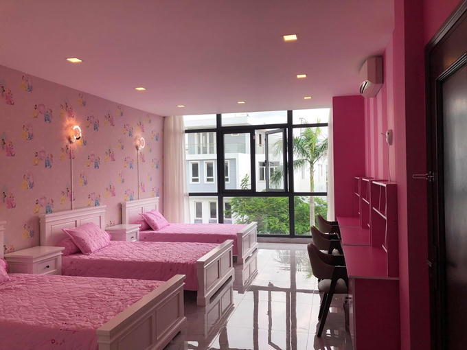 Vợ chồng giọng ca Tôi là tôi sơn phòng ngủ, góc học tập của Mộc Nhiên màu hồng để bé hào hứng mỗi khi ngồi vào bàn học.