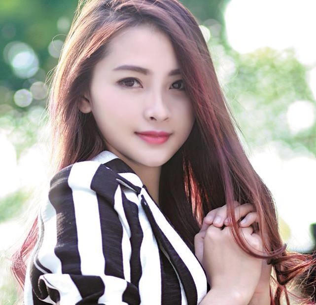 MC Mù Tạt Huyền Trang được biết đến với phong cách trẻ trung, hài hước tại chương trình Bữa trưa vui vẻ.