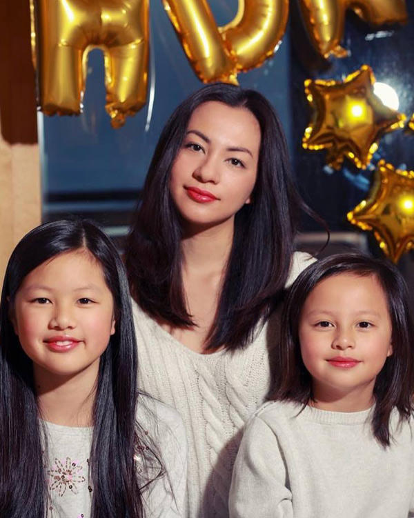 Cựu người mẫu Ngọc Thúy và hai con gái đã có với đại gia Đức An.