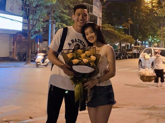 van hau u23 lap sieu pham, ban gai xinh nhu hot girl bi san lung hinh anh 1