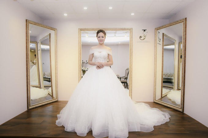 Xuất hiện trong hình ảnh cô dâu, Ngọc Hà - bạn gái danh hài Công Lý khiến cho nhiều người bất ngờ, bởi cách đây ít lâu từng rộ lên thông tin cặp đôi sẽ đám cưới trong năm nay. Tuy nhiên, khi đề cập tới vấn đề này, danh hài thường từ chối hoặc trả lời khéo léo. Anh chỉ hé lộ: Sẽ có một đám cưới trong tương lai, nhưng hình thức thế nào, tôi xin được giữ bí mật.