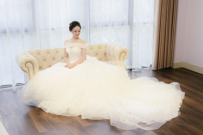 Bạn gái của NSƯT Công Lý - Ngọc Hà, làm việc trong lĩnh vực truyền thông. Cô từng lọt Top 20 Hoa hậu Du lịch Việt Nam. Hai người gặp nhau lần đầu tiên khi Ngọc Hà đến Nhà hát Kịch Hà Nội phỏng vấn nghệ sĩ Thu Hà. Tuy nhiênsau màn chào hỏi xã giao, giữa Công Lý và nữ phóng viên xinh đẹp không có thêm mối liên hệ nào cho đến buổi ra mắt đĩa hài Tết Đại gia chân đất 6. Công Lý kể: Chúng tôi đi họp báo vô tình gặp nhau, rồi hẹn phỏng vấn. Hà lên nhà tôi phỏng vấn, rồi để quên cái bút&và rồi như bạn thấy đó, bây giờ chúng tôi đang rất hạnh phúc.