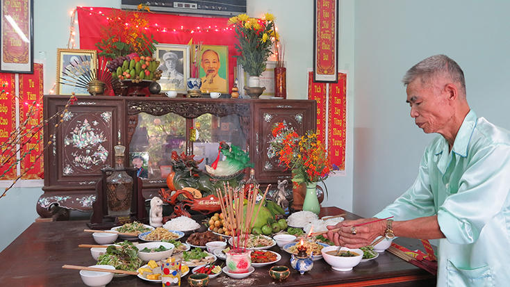 Người dân huyện Lệ Thủy đang dâng hương lên Bác ngày Tết độc lập 