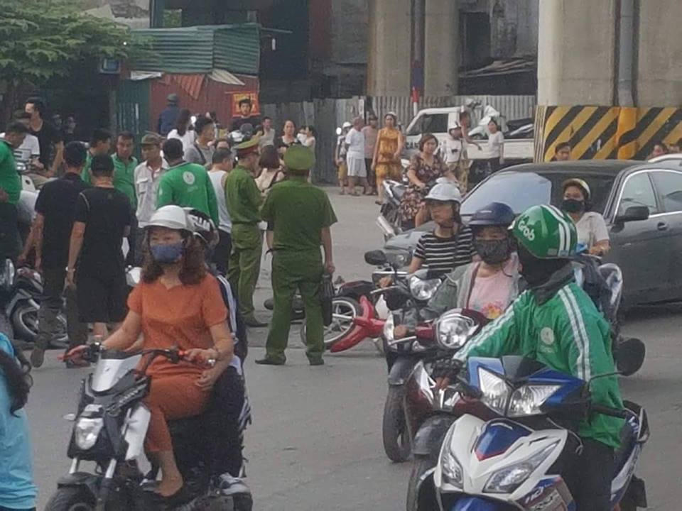 {title} Chị gái lái BMW đâm loạn xạ trên đường Hà Nội