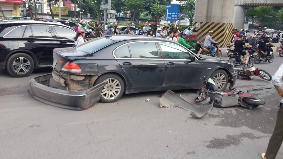 {title} Chị gái lái BMW đâm loạn xạ trên đường Hà Nội