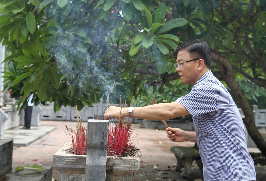 Bộ trưởng Lê Thành Long thăm viếng các nghĩa trang, di tích Quảng Trị