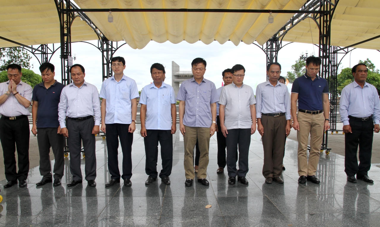 Bộ trưởng Lê Thành Long thăm viếng các nghĩa trang, di tích Quảng Trị