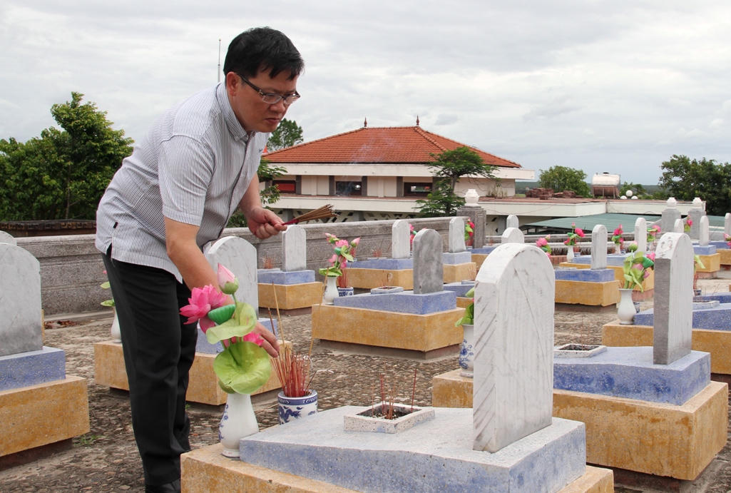 Bộ trưởng Lê Thành Long thăm viếng các nghĩa trang, di tích Quảng Trị