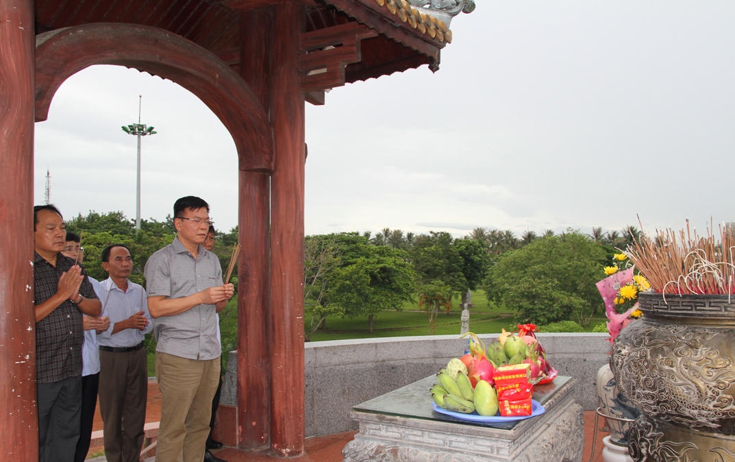 Bộ trưởng Lê Thành Long thăm viếng các nghĩa trang, di tích Quảng Trị