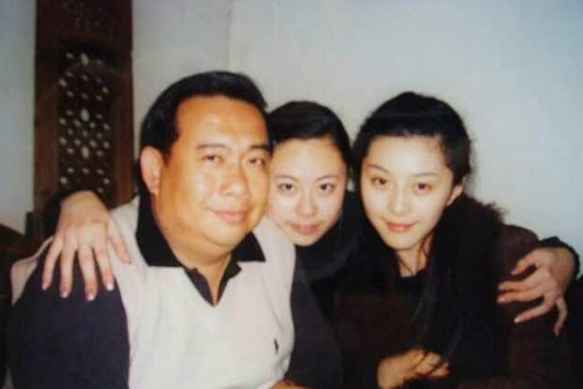 Tiểu San (ngồi giữa) từng có quan hệ bạn bè với Băng Băng.