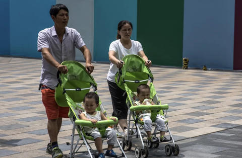 Trung Quốc dự định bỏ chính sách sinh 2 con