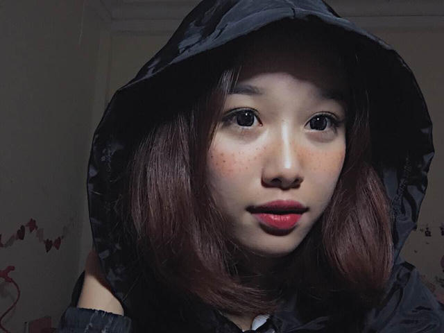 Trang Nhung và kiểu trang điểm tạo tàn nhang giả đang hot trong giới trẻ.