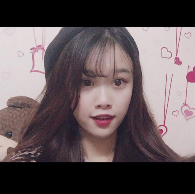 Cô để tóc mái thưa dễ thương.