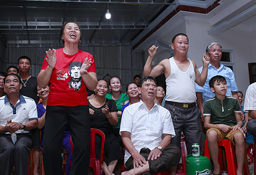 Cảm xúc trái ngược của bố mẹ trung vệ Tiến Dũng trong một pha tấn công nguy hiểm của Olympic Việt Nam. Ảnh: Ngọc Nam