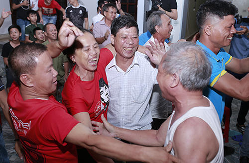 Niềm vui của bố mẹ trung vệ Tiến Dũng sau trận tứ kết. Ảnh: Ngọc Nam