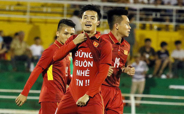 Nguyễn Trang Nhung - người được cộng đồng mạng nghi ngờ là bạn gái của cầu thủ người Hải Dương đã từng được Văn Toàn khéo léo thể hiện tình cảm một cách công khai. Sau khi ghi bàn trong một trận đấu gặp Macau năm 2017, Văn Toàn từng ăn mừng bằng cách kéo áo đấu để lộ áo lót với dòng chữ để lộ thông điệp đừng buồn nhé TN”. Dòng chữ này lập tức gây bão cộng đồng mạng và được “giải mã” là Văn Toàn thể hiện tình cảm với bạn gái của mình. Từ viết tắt TN được cho là bạn gái của Toàn tên Trang Nhung.