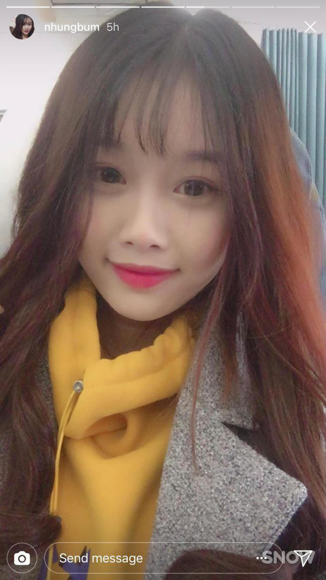 Khi U23 bay vào Sài Gòn giao lưu với người hâm mộ, bạn gái Văn Toàn cũng đi cùng chuyến bay với anh chàng.