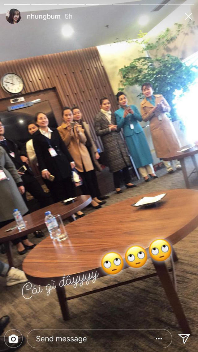 Trên Instagram cá nhân, Trang Nhung cập nhật hình ảnh về chuyến bay nhưng tránh đăng hình có mặt của bạn trai. Hình ảnh trong phòng chờ VIP của sân bay được bạn gái Văn Toàn chia sẻ.