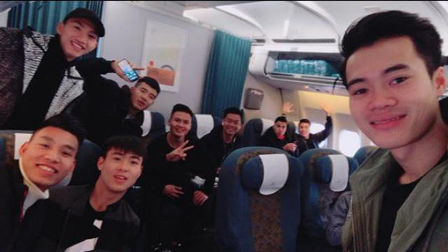 Trong khi đó, Văn Toàn cũng chia sẻ hình ảnh của cả đội trên máy bay.
