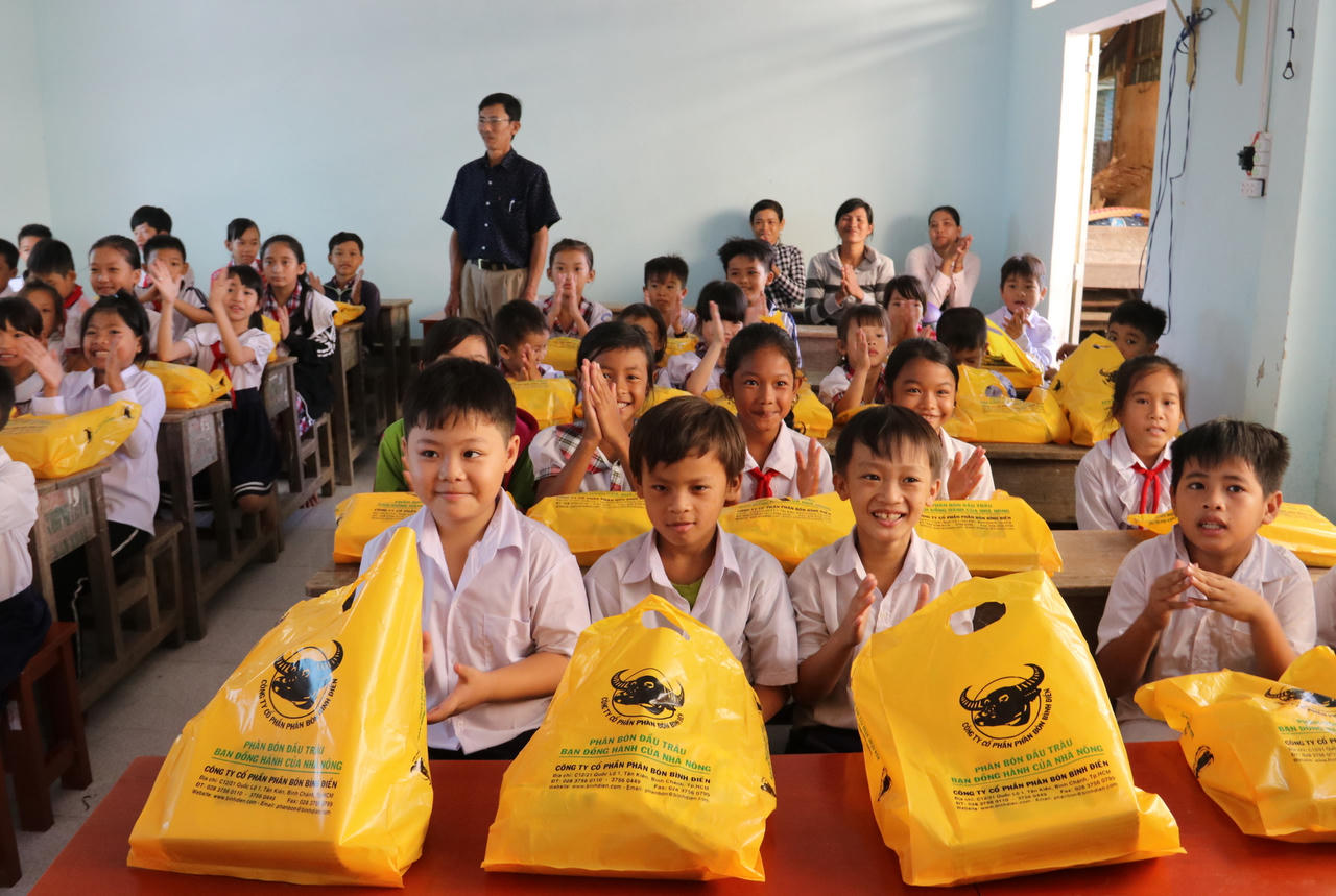 Tặng 37.000 tập vở 'tiếp sức' học sinh nghèo ĐBSCL