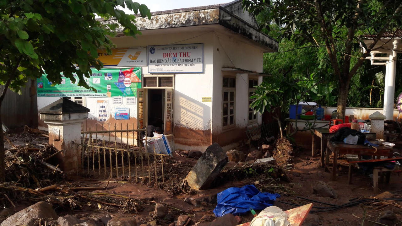 Nước bẩn nhấn chìm đường, bùn lầy 'lấp' sân trường Nậm Pồ sau lũ dữ