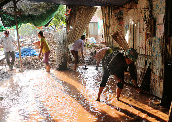 Nước bẩn nhấn chìm đường, bùn lầy 'lấp' sân trường Nậm Pồ sau lũ dữ