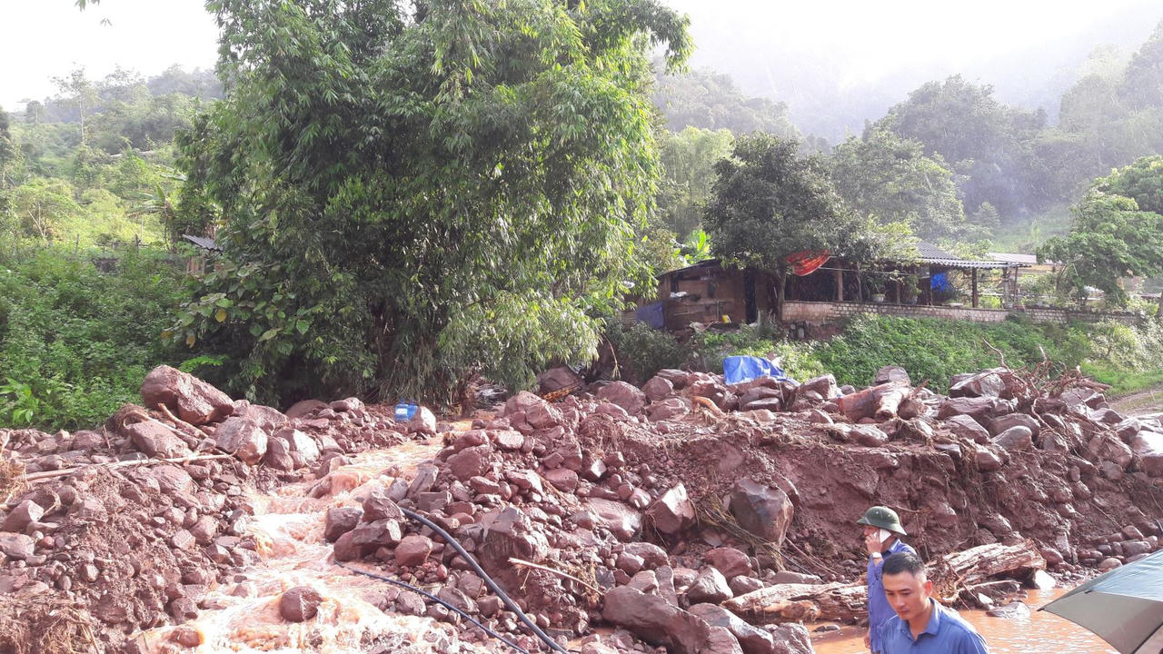 Nước bẩn nhấn chìm đường, bùn lầy 'lấp' sân trường Nậm Pồ sau lũ dữ