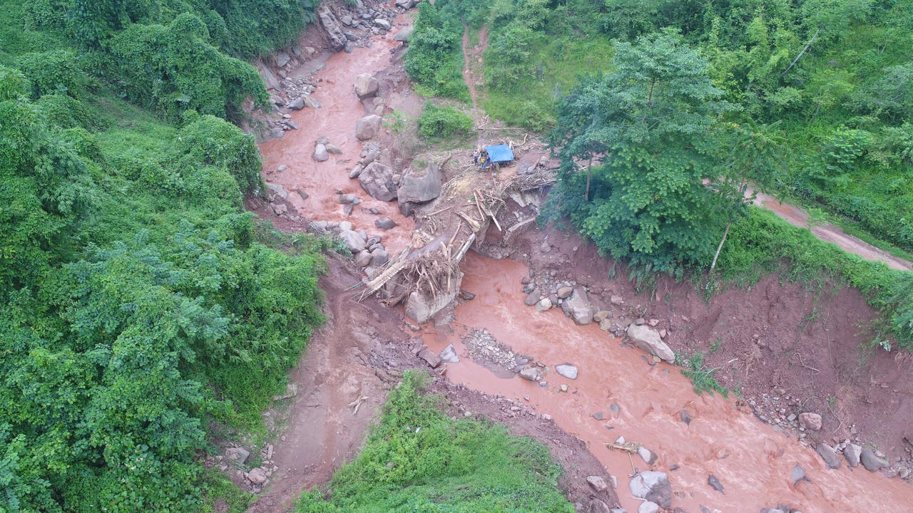 Nước bẩn nhấn chìm đường, bùn lầy 'lấp' sân trường Nậm Pồ sau lũ dữ