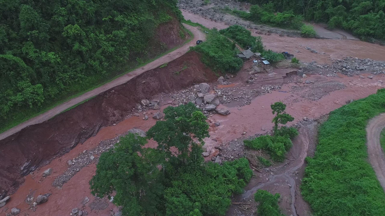 Nước bẩn nhấn chìm đường, bùn lầy 'lấp' sân trường Nậm Pồ sau lũ dữ