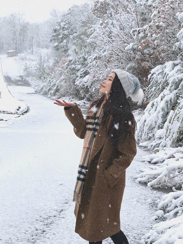 Minh Vương cũng ngọt ngào bày tỏ tình cảm với bạn gái: “Happy Birthday. With each year I love you more and more” (Chúc mừng sinh nhật. Mỗi năm qua đi, anh yêu em nhiều hơn).