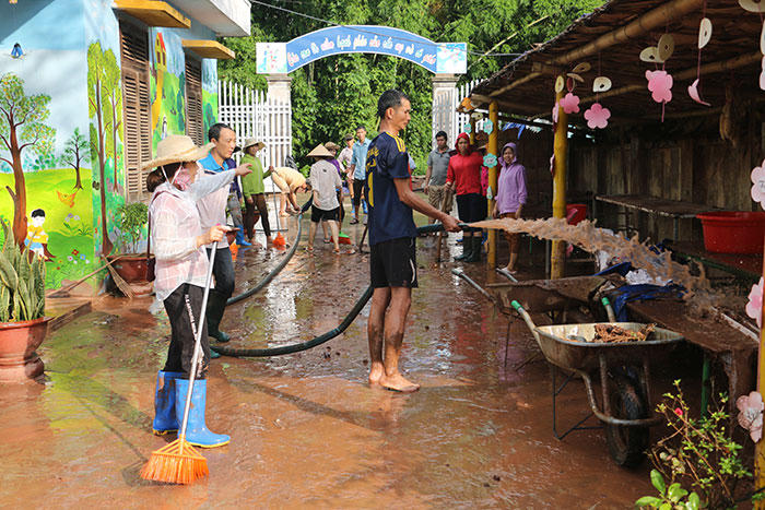 Nước bẩn nhấn chìm đường, bùn lầy 'lấp' sân trường Nậm Pồ sau lũ dữ